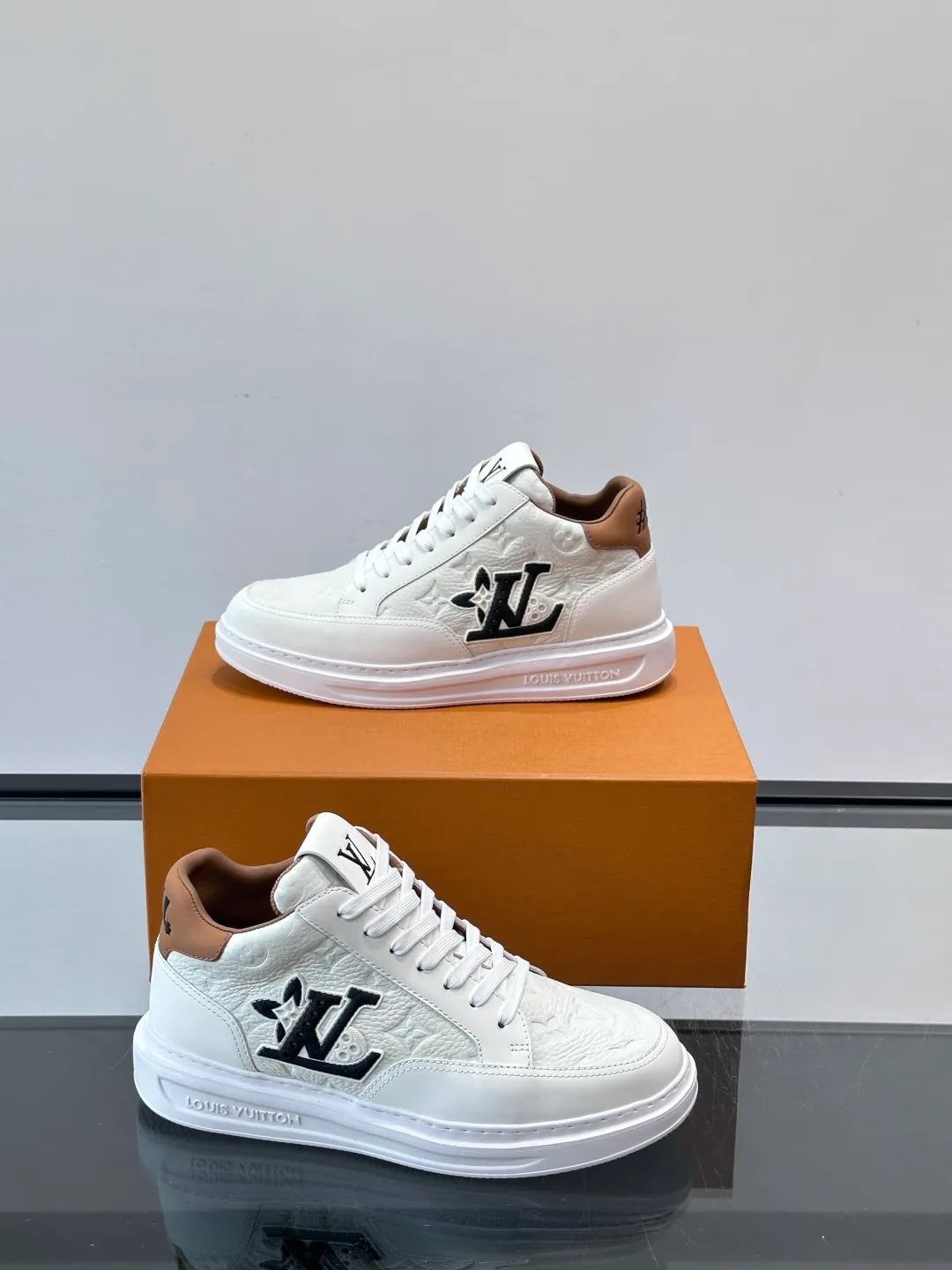 Men's shoes 💰p400 "＊OUIS ＊UITTO＊" Men's sports shoes, grained cow leather are low-key and recognizable. The rubber sole is thick and lightweight, the padded insole + technical lining make it super comfortable to wear! The main color with brown details is versatile and fashionable, and can be worn for daily leisure or business ~ LV embossing on the side of the shoe + brand logo on the sole, perfect details! size: 38-44 (45 customized)